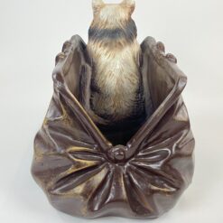 Vazonas iš polirezino “Katė rankinėje” 50x32x33 cm