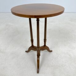 Apvalus riešutmedžio staliukas 40,5x40,5x56 cm