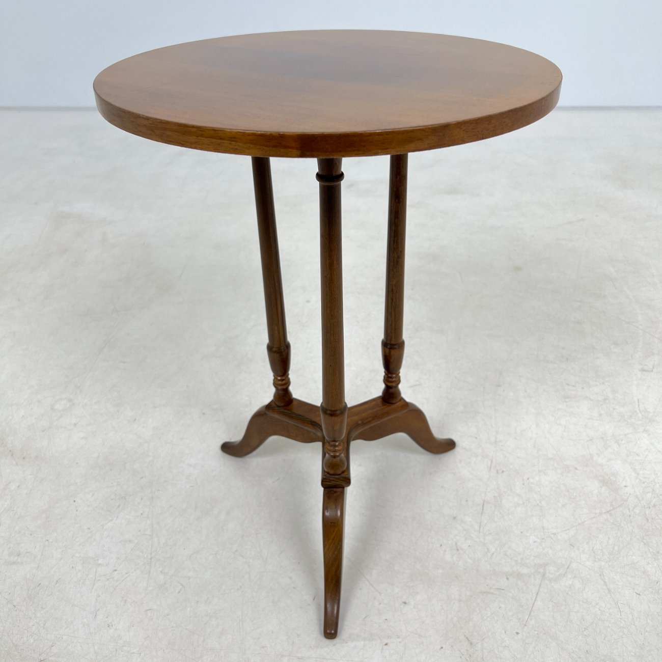 DN0027-stalai-0 Apvalus riešutmedžio staliukas 40,5×40,5×56 cm