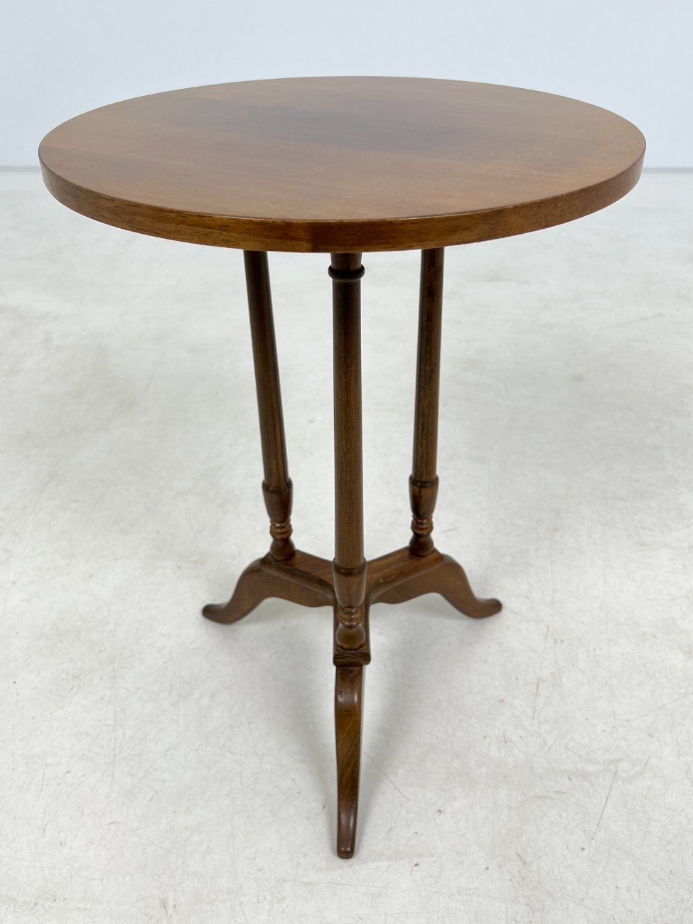 DN0027-stalai-1 Apvalus riešutmedžio staliukas 40,5×40,5×56 cm