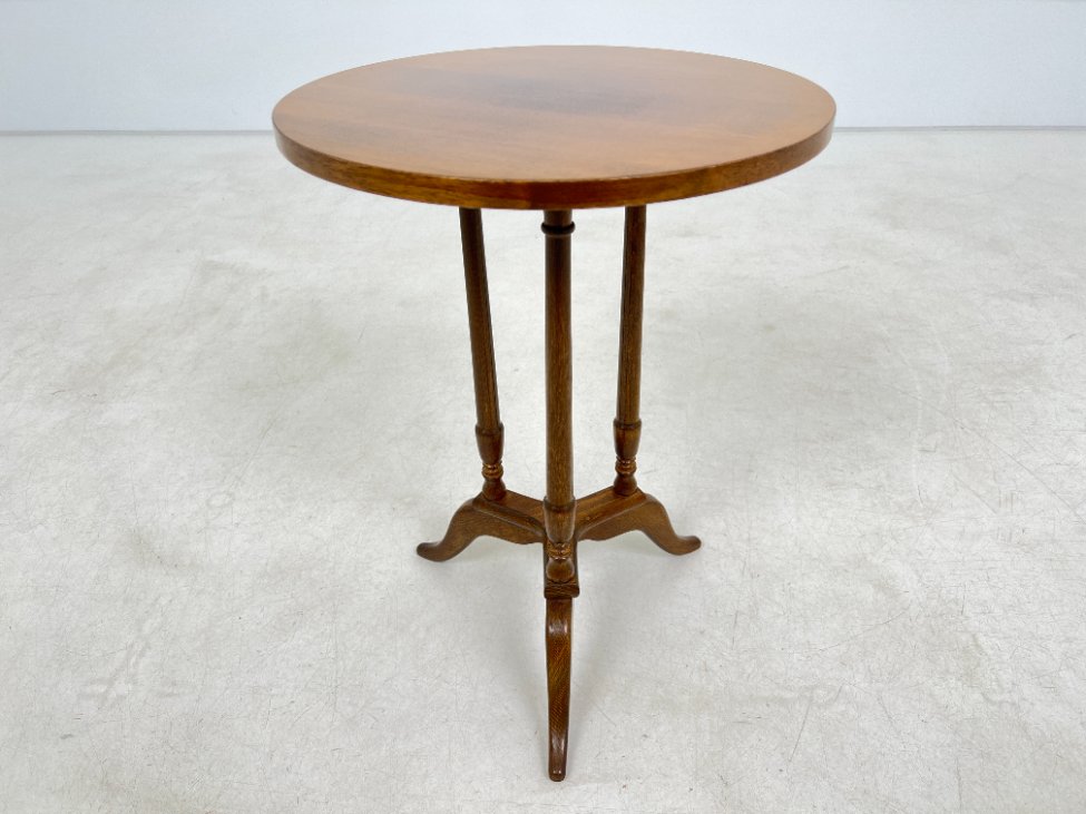 DN0027-stalai-2 Apvalus riešutmedžio staliukas 40,5×40,5×56 cm