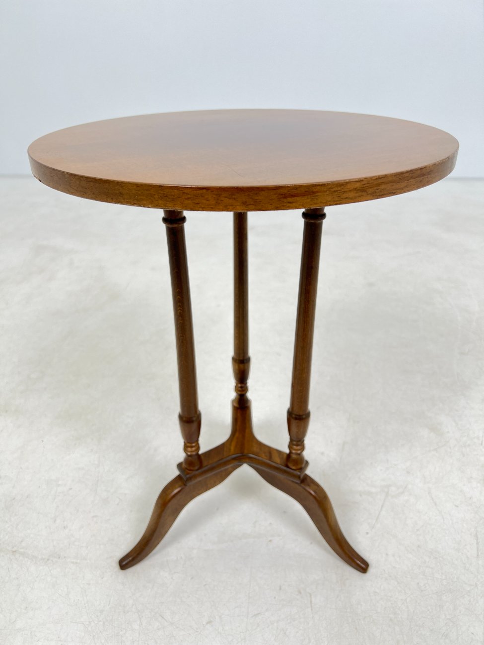 DN0027-stalai-3 Apvalus riešutmedžio staliukas 40,5×40,5×56 cm