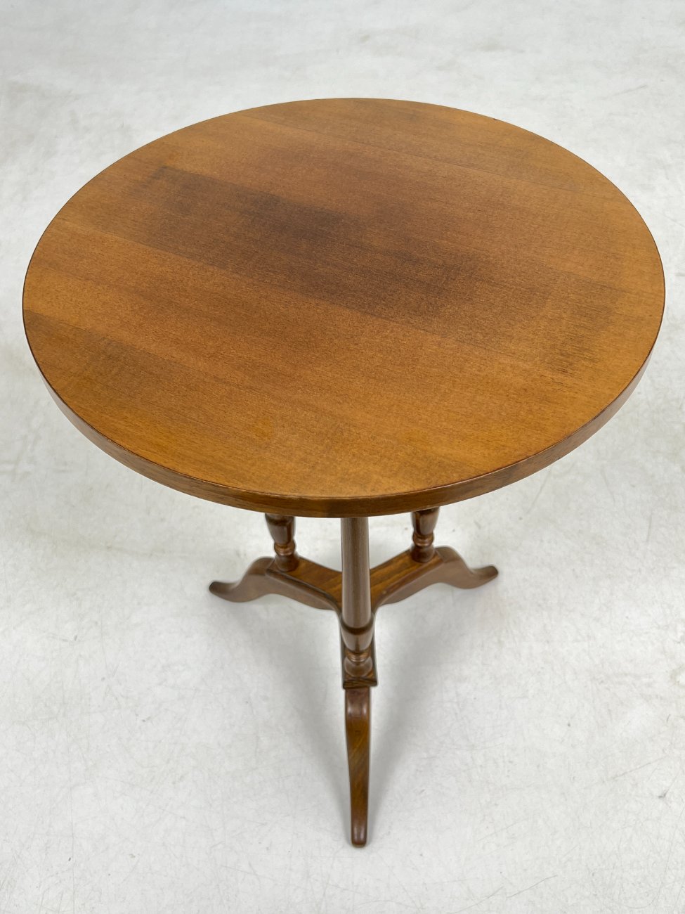 DN0027-stalai-5 Apvalus riešutmedžio staliukas 40,5×40,5×56 cm