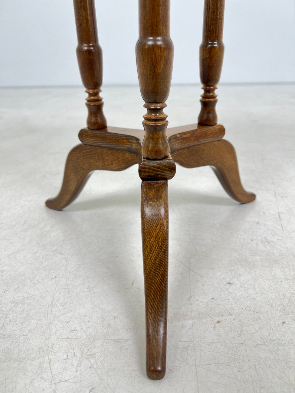 DN0027-stalai-7 Apvalus riešutmedžio staliukas 40,5×40,5×56 cm