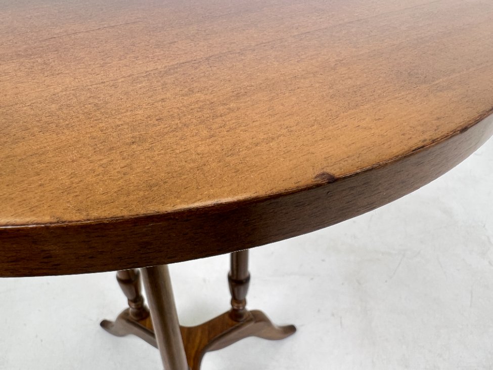 DN0027-stalai-8 Apvalus riešutmedžio staliukas 40,5×40,5×56 cm