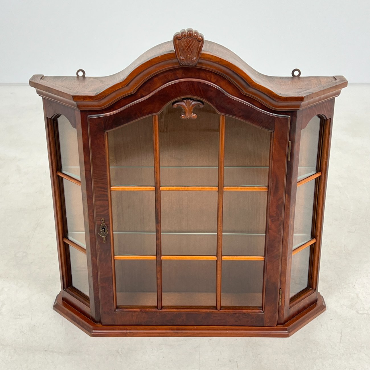 DN0028-spinteles-0 Raudonmedžio pakabinama spintelė su stiklu 18×67,5×71 cm