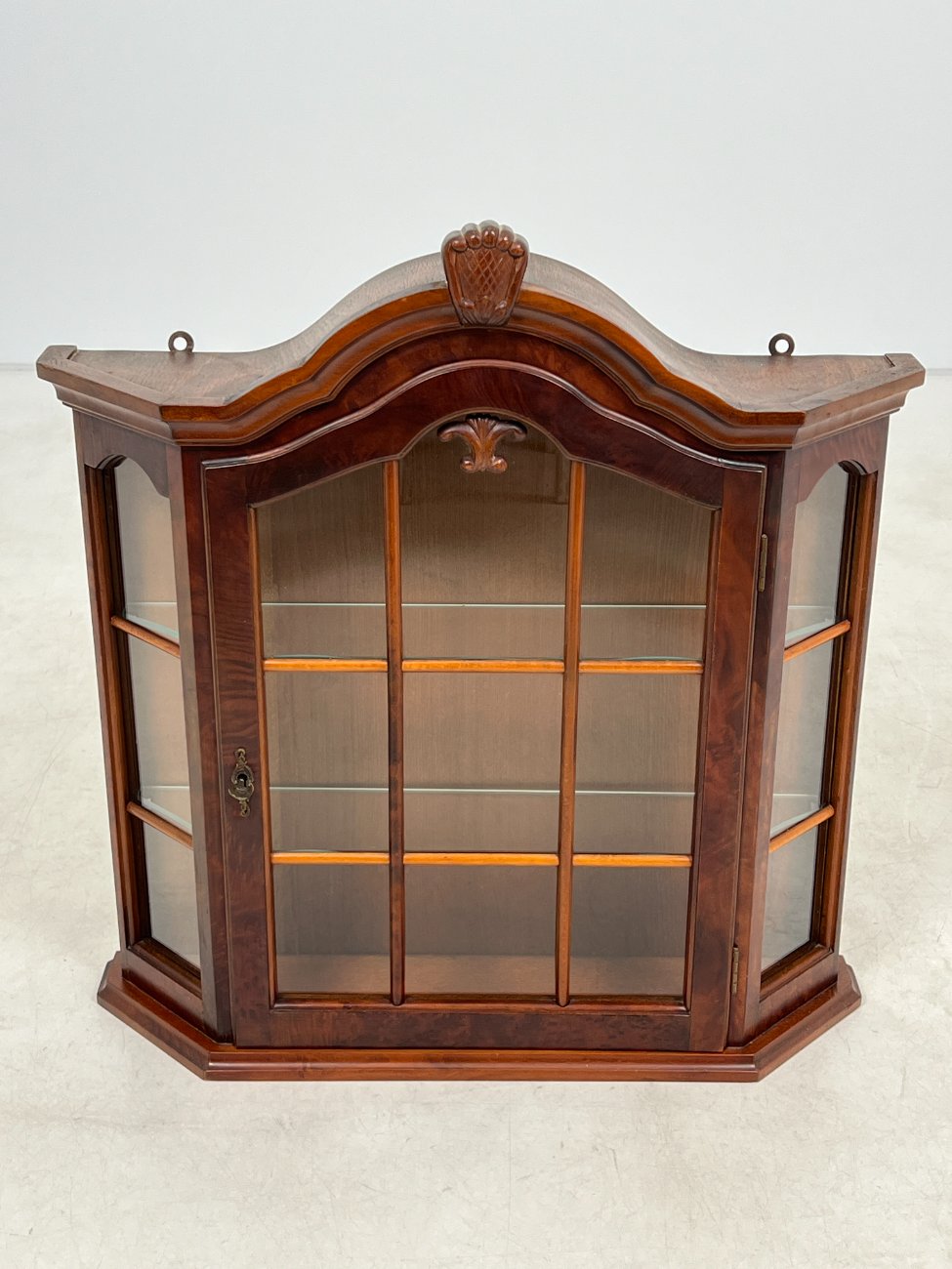 DN0028-spinteles-1 Raudonmedžio pakabinama spintelė su stiklu 18×67,5×71 cm