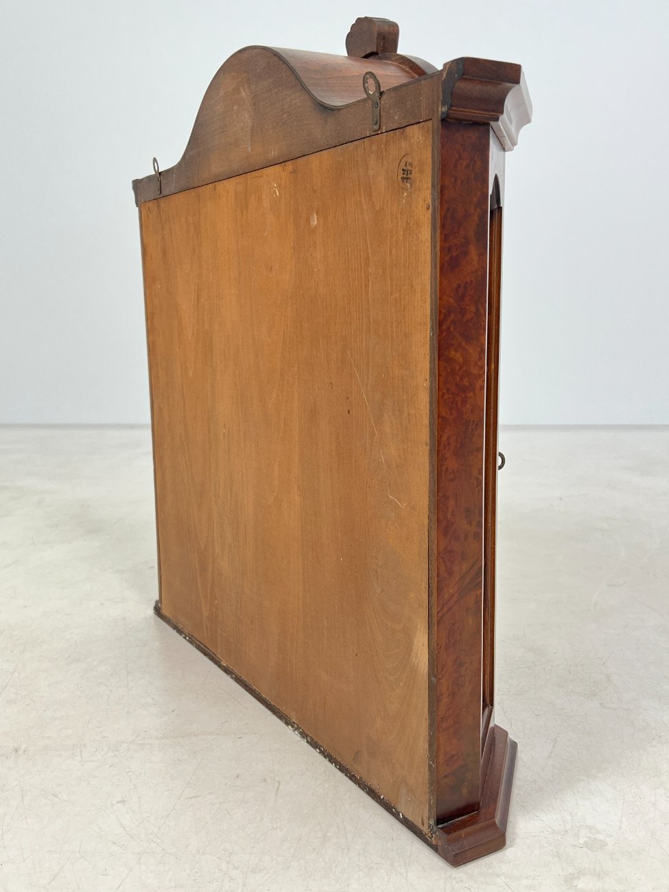 DN0028-spinteles-10 Raudonmedžio pakabinama spintelė su stiklu 18×67,5×71 cm