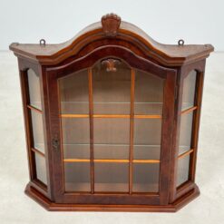 Raudonmedžio pakabinama spintelė su stiklu 18×67,5×71 cm