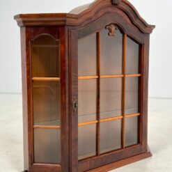 Raudonmedžio pakabinama spintelė su stiklu 18×67,5×71 cm