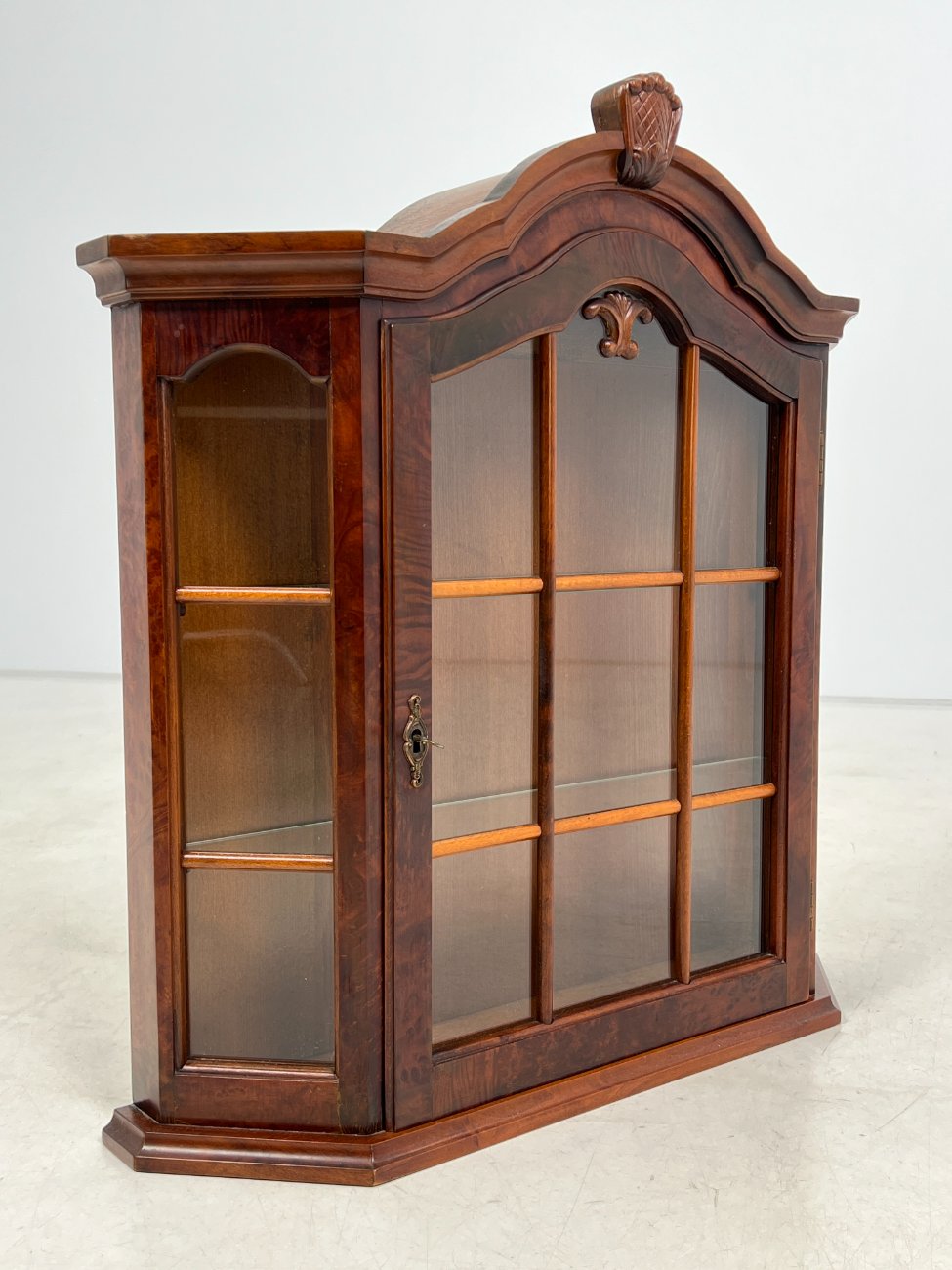 DN0028-spinteles-3 Raudonmedžio pakabinama spintelė su stiklu 18×67,5×71 cm