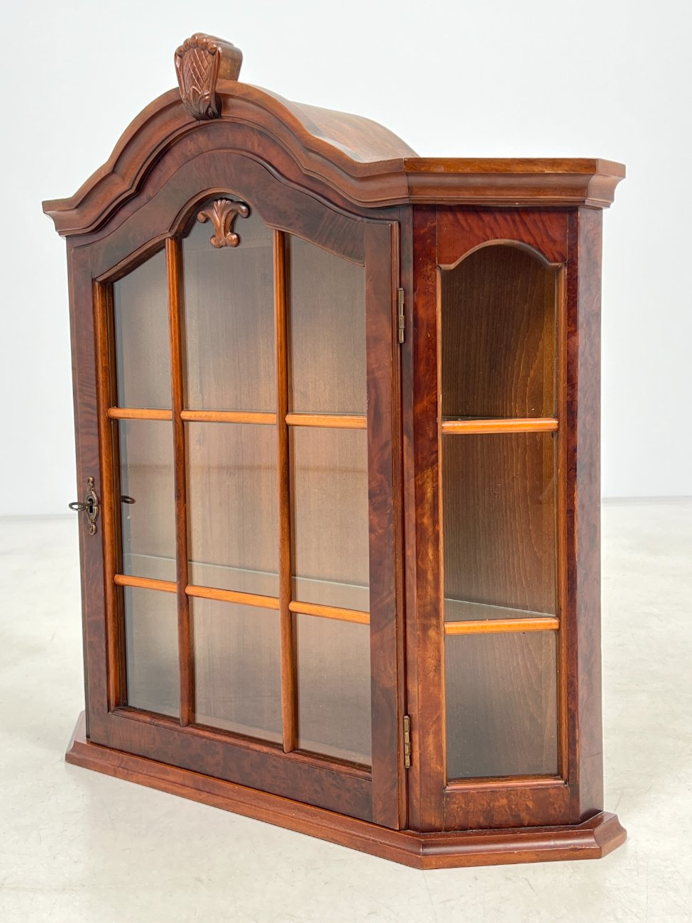 DN0028-spinteles-4 Raudonmedžio pakabinama spintelė su stiklu 18×67,5×71 cm