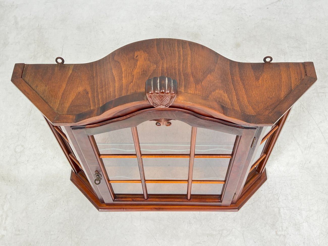 DN0028-spinteles-5 Raudonmedžio pakabinama spintelė su stiklu 18×67,5×71 cm