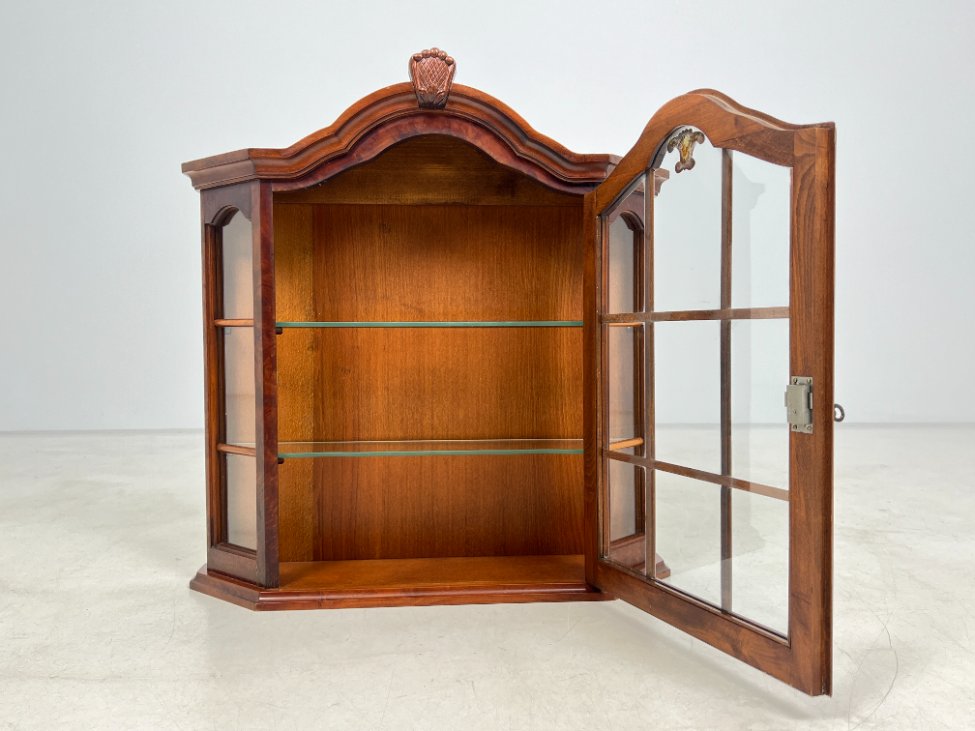 DN0028-spinteles-6 Raudonmedžio pakabinama spintelė su stiklu 18×67,5×71 cm