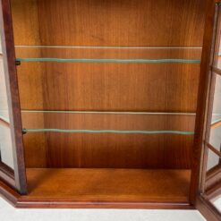 Raudonmedžio pakabinama spintelė su stiklu 18×67,5×71 cm