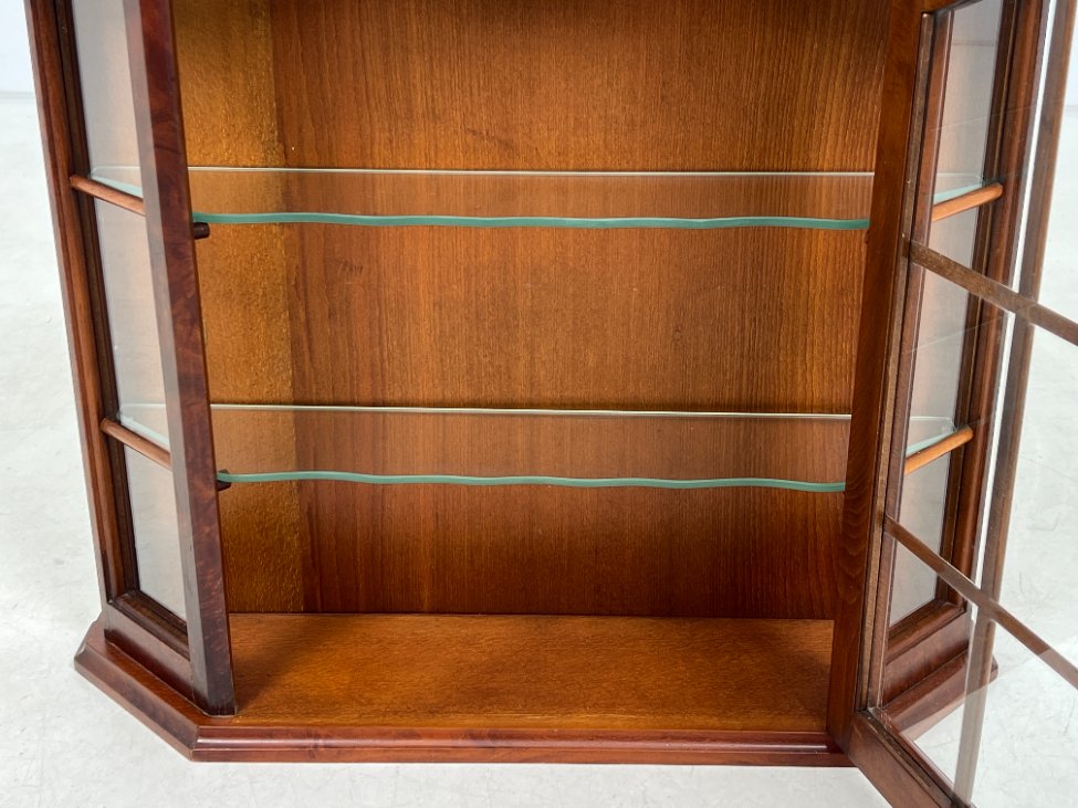 DN0028-spinteles-7 Raudonmedžio pakabinama spintelė su stiklu 18×67,5×71 cm