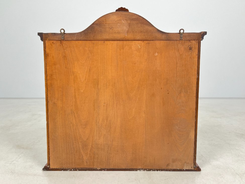 DN0028-spinteles-8 Raudonmedžio pakabinama spintelė su stiklu 18×67,5×71 cm