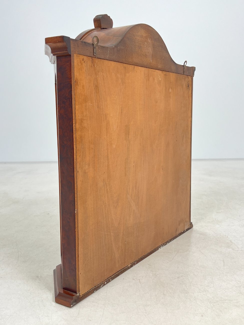 DN0028-spinteles-9 Raudonmedžio pakabinama spintelė su stiklu 18×67,5×71 cm