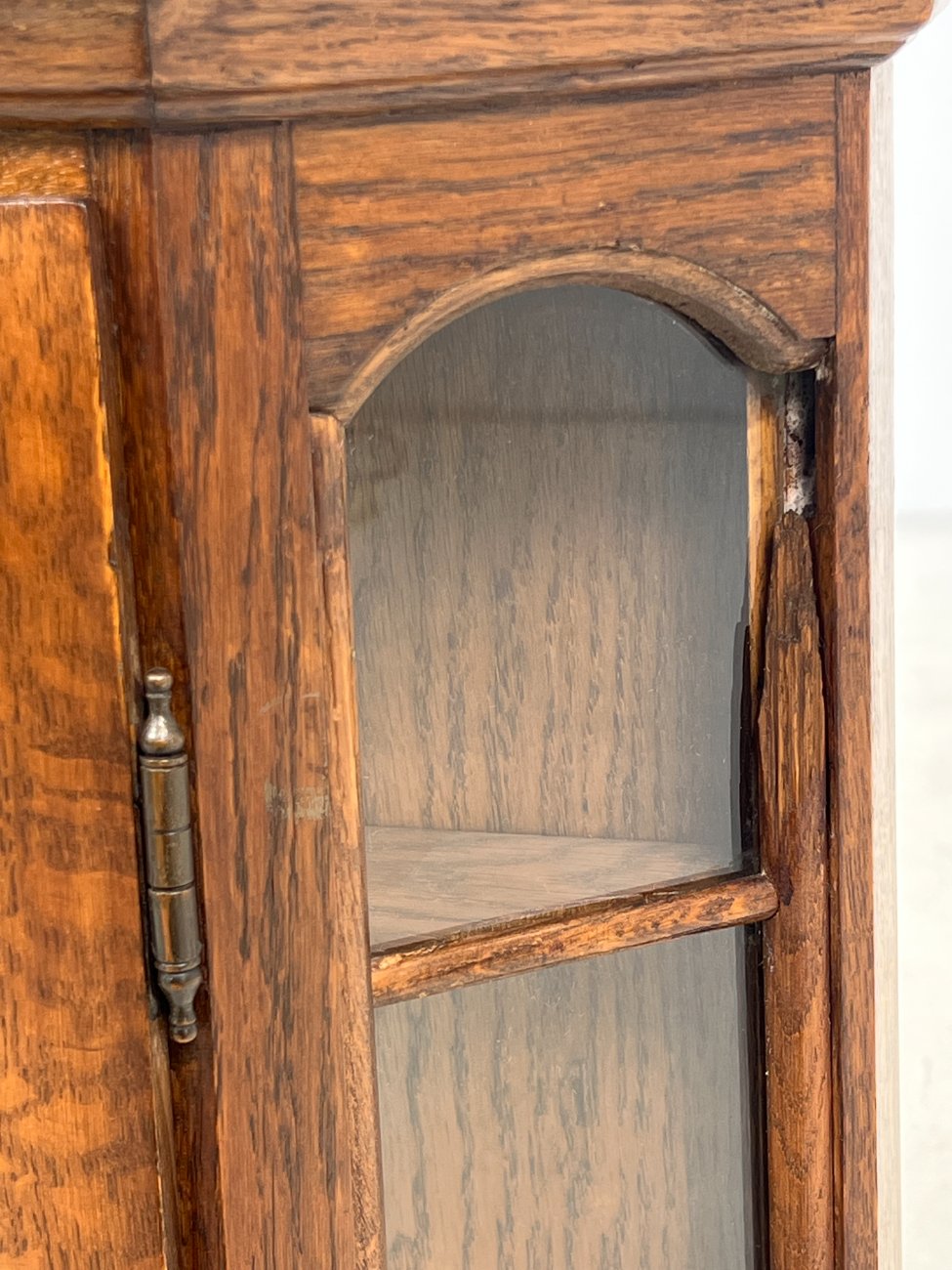 DN0030-spinteles-11 Ąžuolinė pakabinama spintelė su stiklu 17x70x66,5 cm