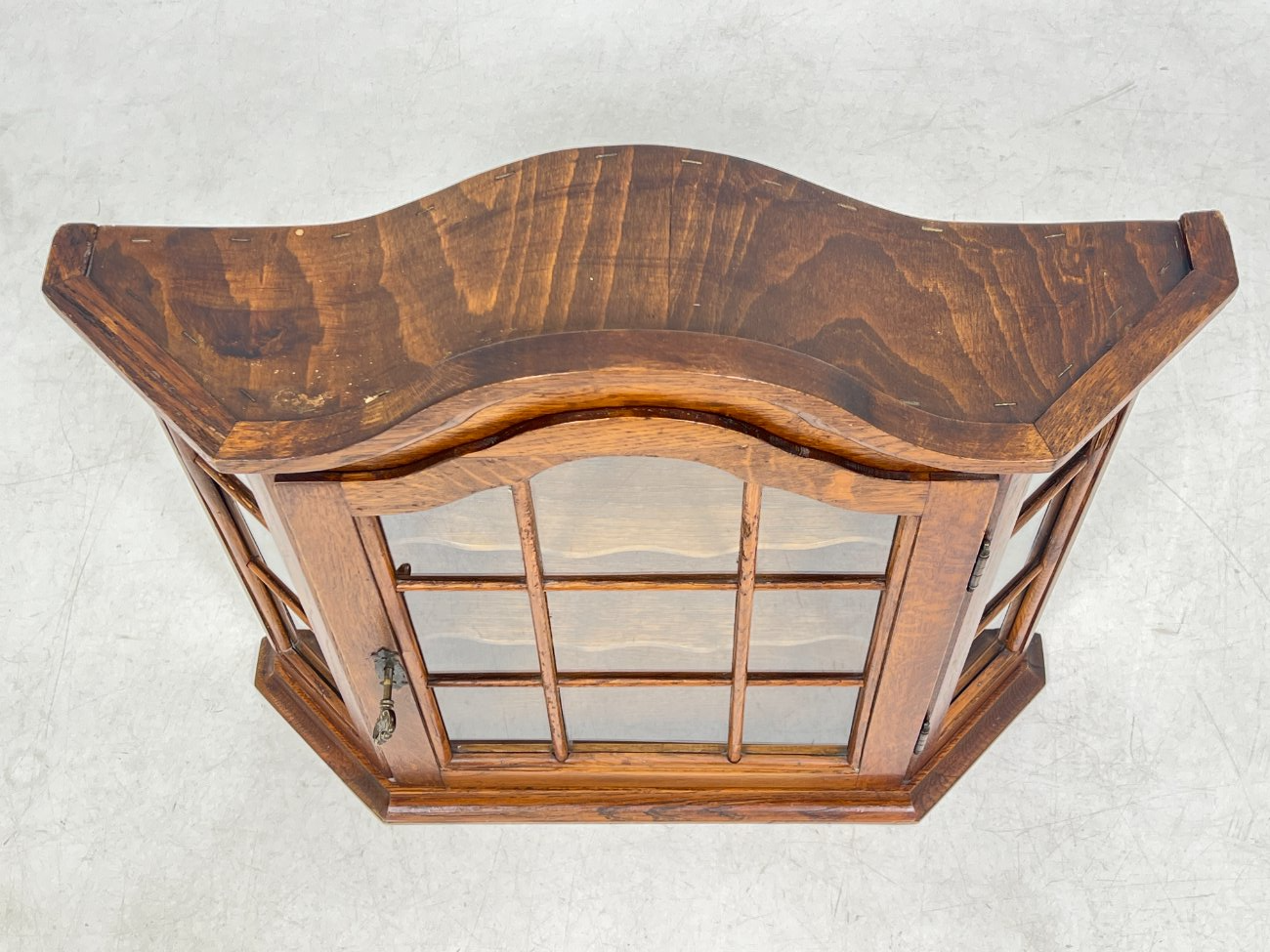 DN0030-spinteles-5 Ąžuolinė pakabinama spintelė su stiklu 17x70x66,5 cm