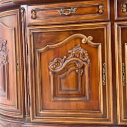 Rokoko stiliaus drožinėtas riešutmedžio dviejų dalių bufetas 49x251x239 cm