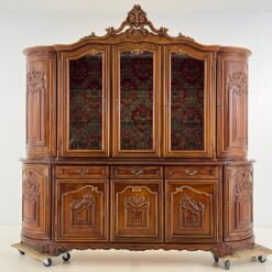 Rokoko stiliaus drožinėtas riešutmedžio dviejų dalių bufetas 49x251x239 cm