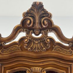 Rokoko stiliaus drožinėtas riešutmedžio dviejų dalių bufetas 49x251x239 cm