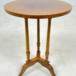 Apvalus riešutmedžio staliukas 40x40x56 cm