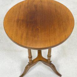 Apvalus riešutmedžio staliukas 40x40x56 cm