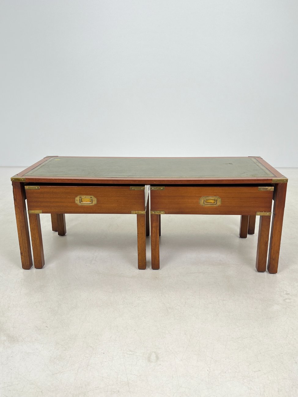 DN0054-stalai-1 Riešutmedžio staliukai odiniais stalviršiais 3 vnt. komplektas 48x115x44 cm