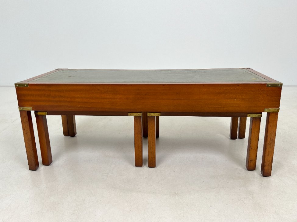 DN0054-stalai-10 Riešutmedžio staliukai odiniais stalviršiais 3 vnt. komplektas 48x115x44 cm