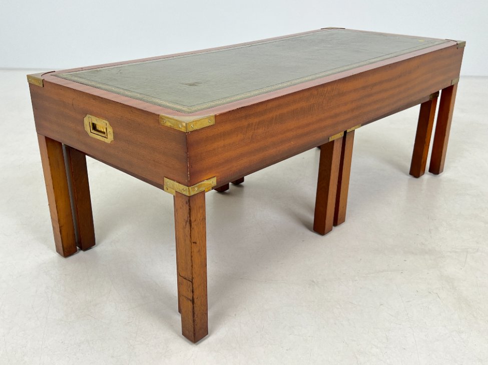 DN0054-stalai-11 Riešutmedžio staliukai odiniais stalviršiais 3 vnt. komplektas 48x115x44 cm