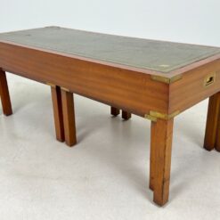 Riešutmedžio staliukai odiniais stalviršiais 3 vnt. komplektas 48x115x44 cm