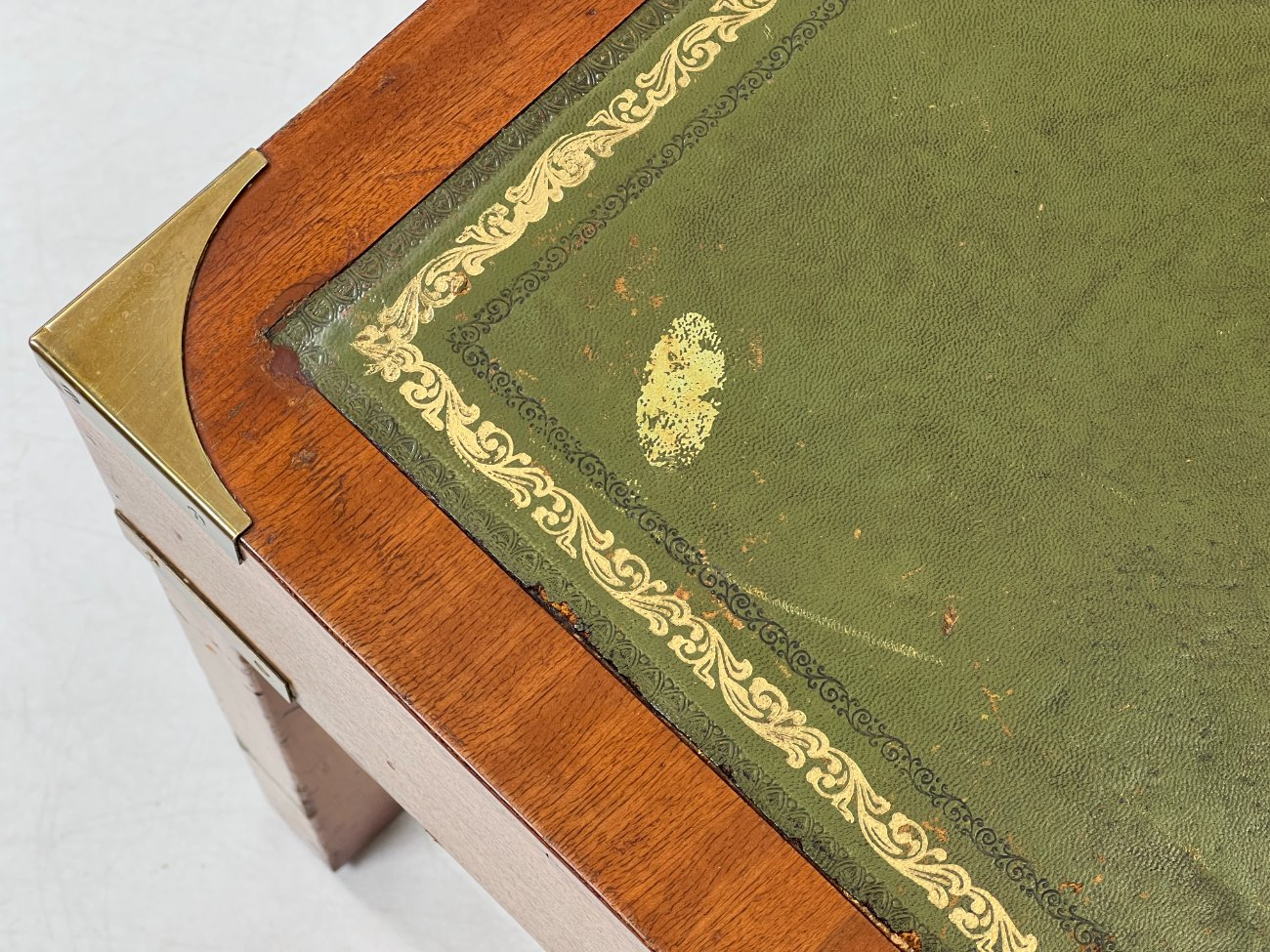 DN0054-stalai-13 Riešutmedžio staliukai odiniais stalviršiais 3 vnt. komplektas 48x115x44 cm