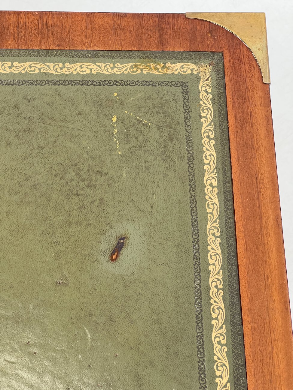 DN0054-stalai-14 Riešutmedžio staliukai odiniais stalviršiais 3 vnt. komplektas 48x115x44 cm