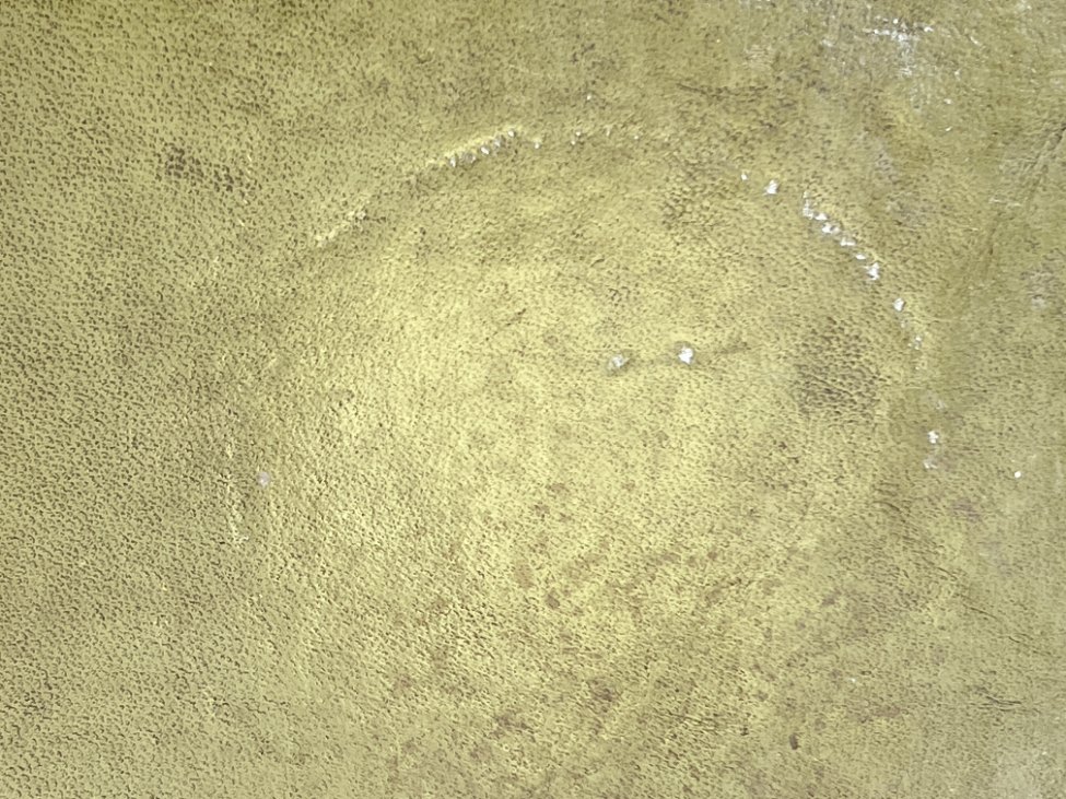 DN0054-stalai-15 Riešutmedžio staliukai odiniais stalviršiais 3 vnt. komplektas 48x115x44 cm