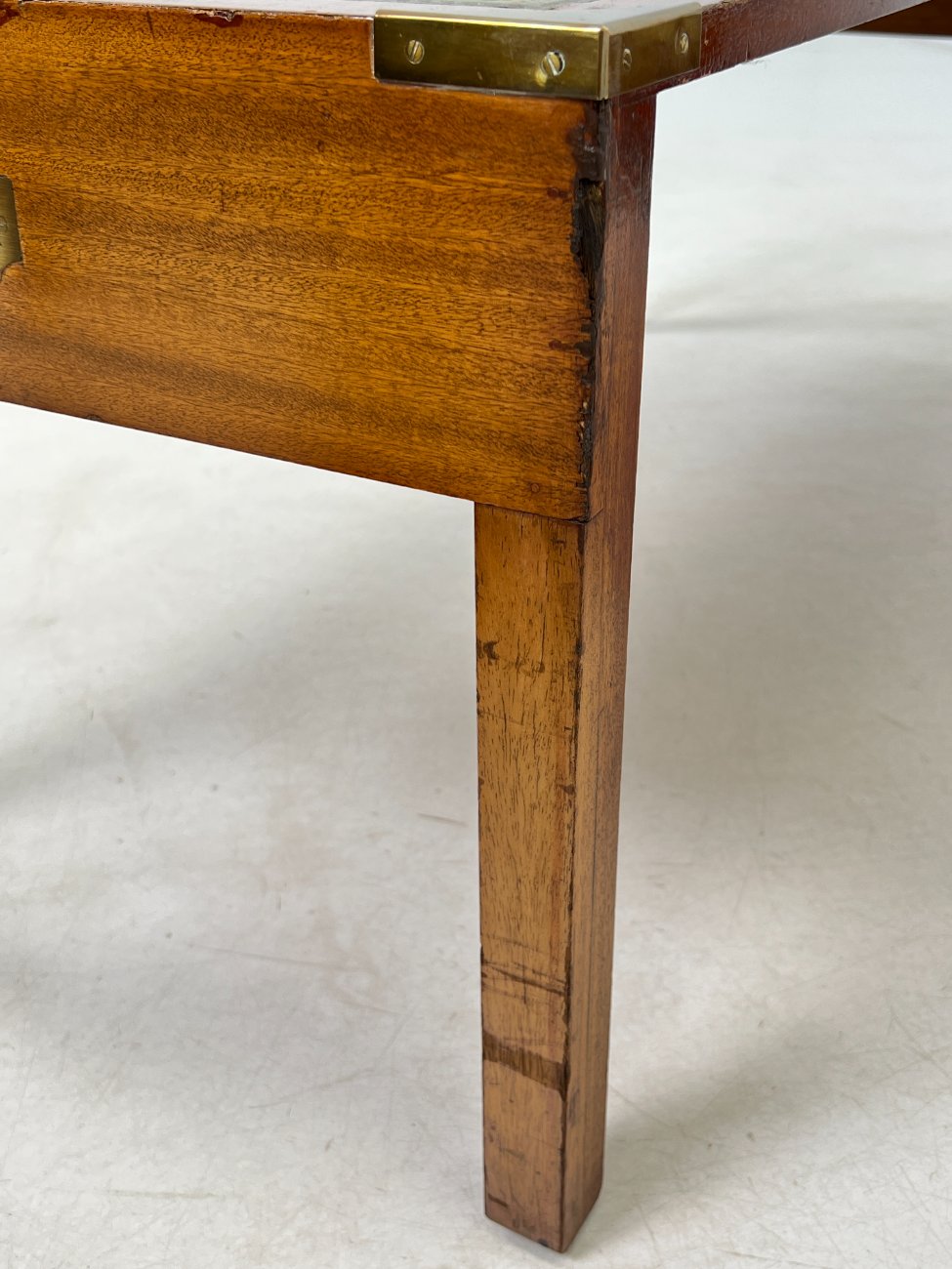 DN0054-stalai-16 Riešutmedžio staliukai odiniais stalviršiais 3 vnt. komplektas 48x115x44 cm