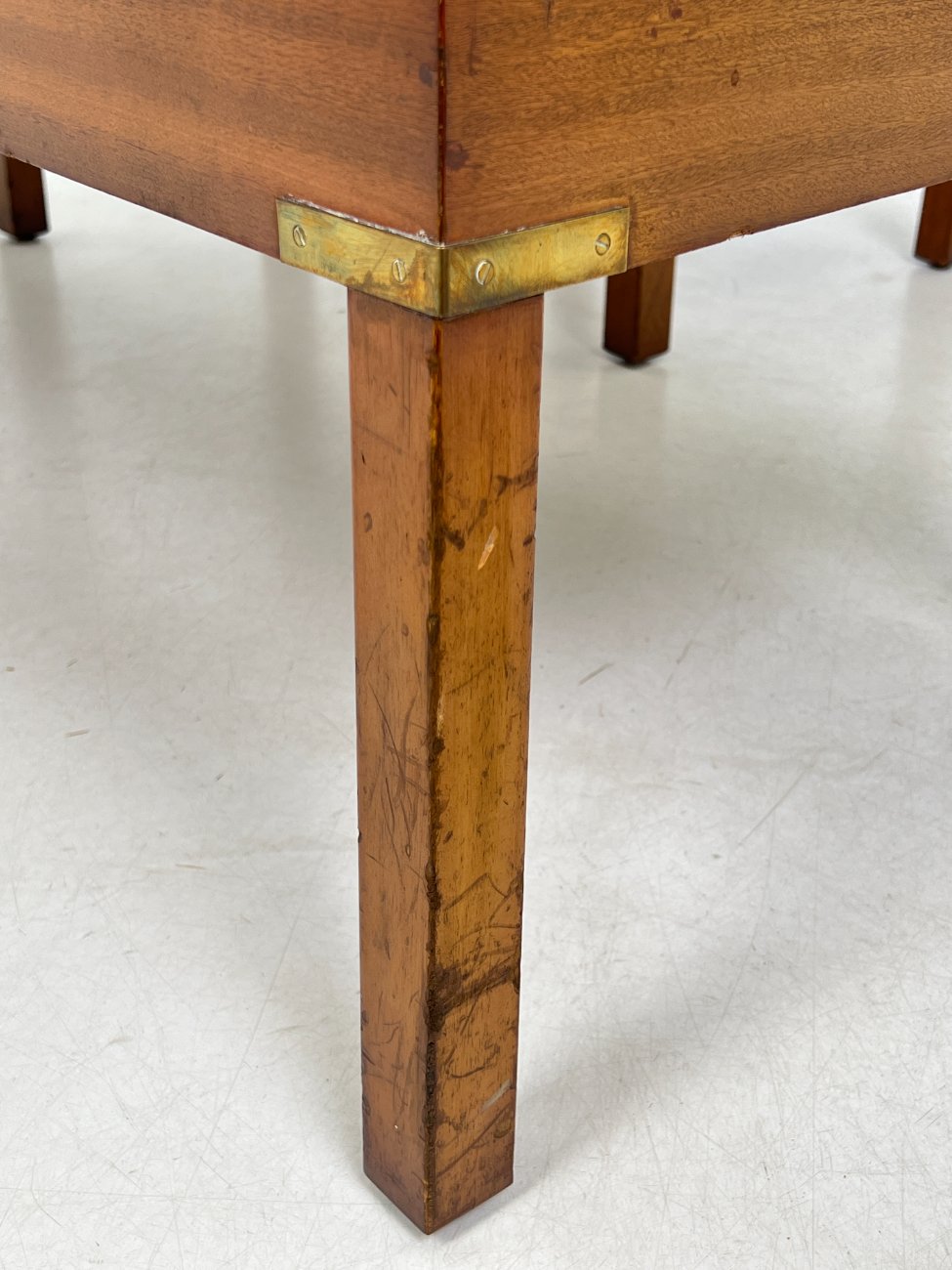 DN0054-stalai-17 Riešutmedžio staliukai odiniais stalviršiais 3 vnt. komplektas 48x115x44 cm