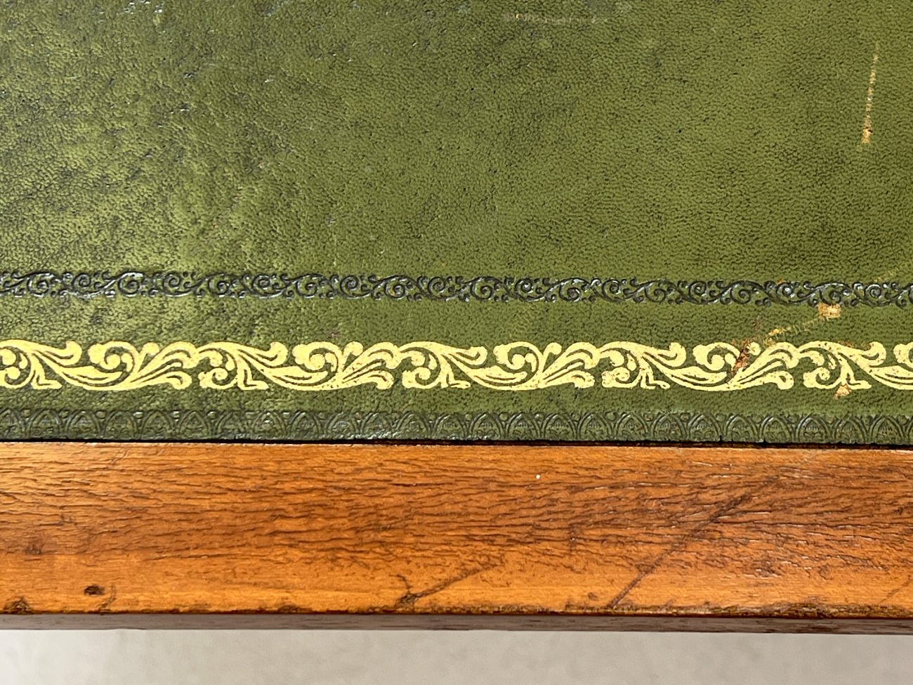 DN0054-stalai-18 Riešutmedžio staliukai odiniais stalviršiais 3 vnt. komplektas 48x115x44 cm