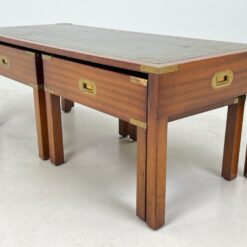 Riešutmedžio staliukai odiniais stalviršiais 3 vnt. komplektas 48x115x44 cm