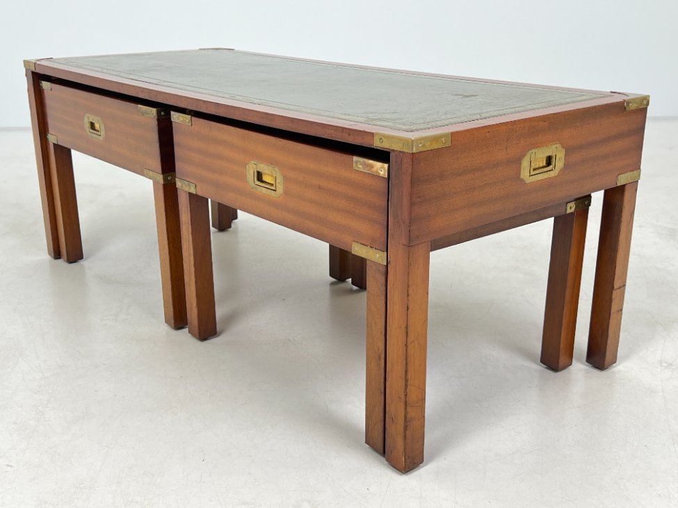 DN0054-stalai-4 Riešutmedžio staliukai odiniais stalviršiais 3 vnt. komplektas 48x115x44 cm