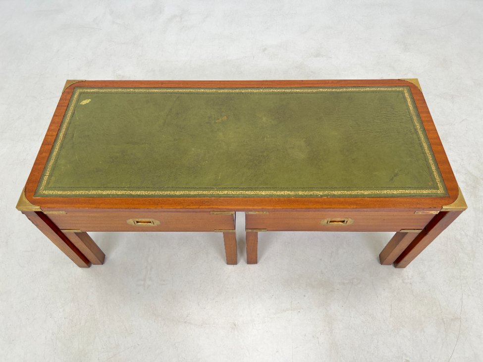 DN0054-stalai-5 Riešutmedžio staliukai odiniais stalviršiais 3 vnt. komplektas 48x115x44 cm