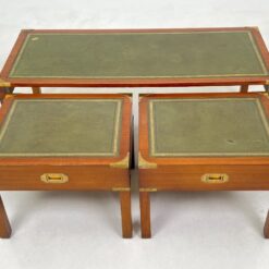 Riešutmedžio staliukai odiniais stalviršiais 3 vnt. komplektas 48x115x44 cm