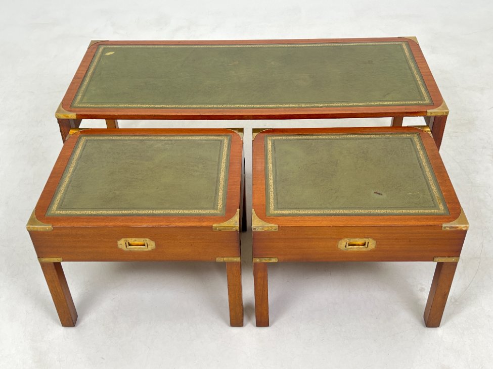 DN0054-stalai-6 Riešutmedžio staliukai odiniais stalviršiais 3 vnt. komplektas 48x115x44 cm