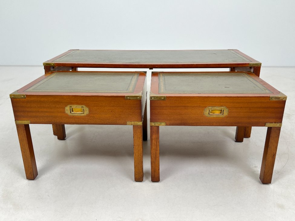 DN0054-stalai-7 Riešutmedžio staliukai odiniais stalviršiais 3 vnt. komplektas 48x115x44 cm