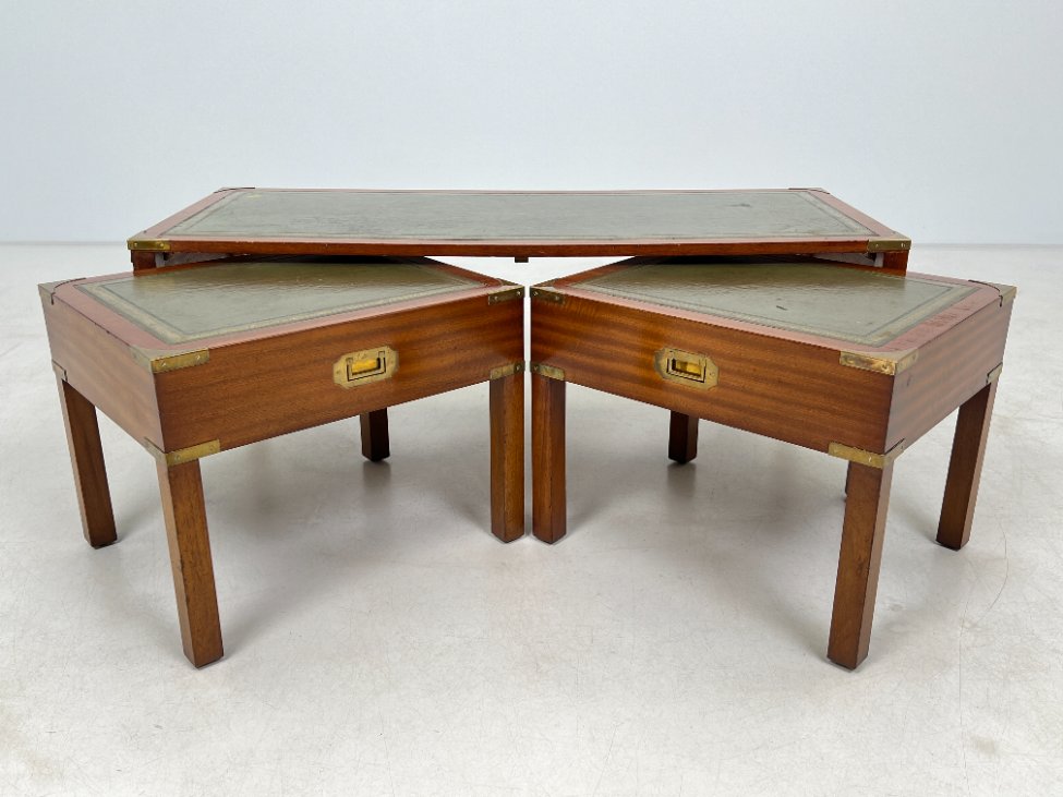 DN0054-stalai-8 Riešutmedžio staliukai odiniais stalviršiais 3 vnt. komplektas 48x115x44 cm