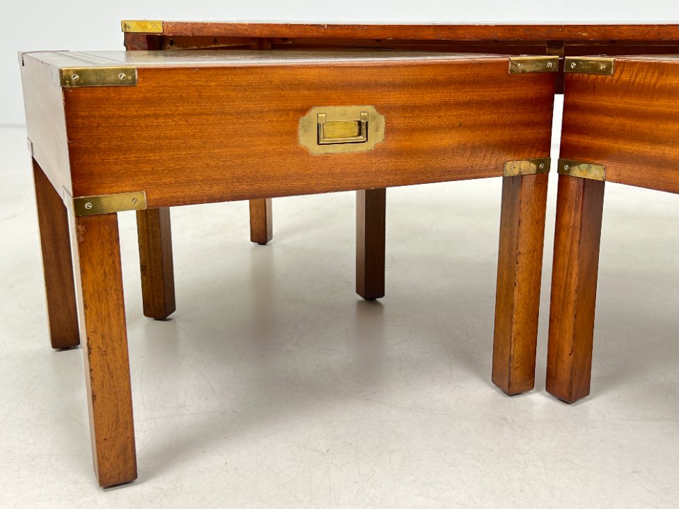 DN0054-stalai-9 Riešutmedžio staliukai odiniais stalviršiais 3 vnt. komplektas 48x115x44 cm