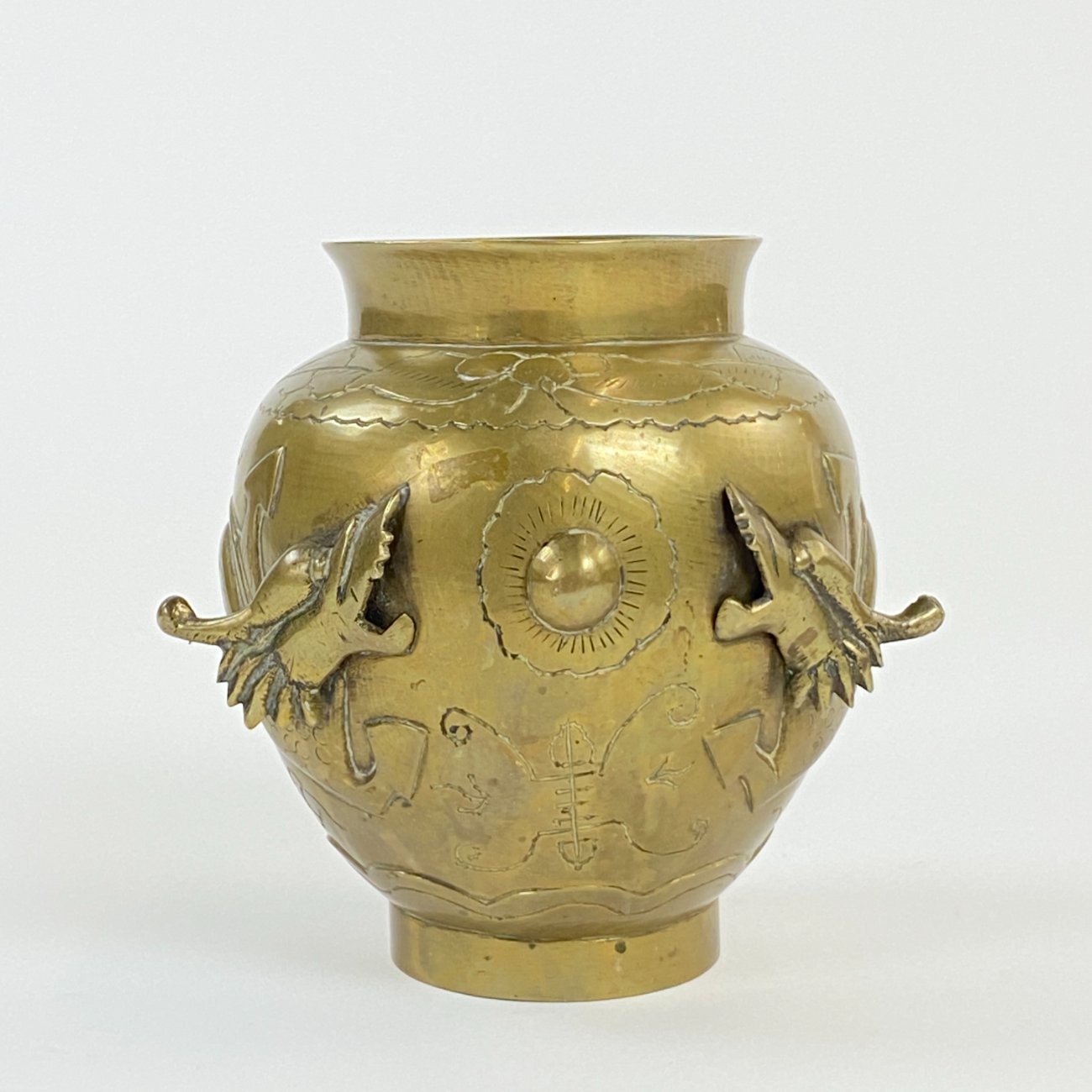 DN0056-vazonai-ir-vazos-0 Žalvarinė rytietiška vaza su drakonų atvaizdu 13x14x14 cm