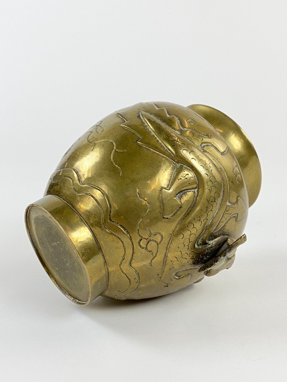 DN0056-vazonai-ir-vazos-10 Žalvarinė rytietiška vaza su drakonų atvaizdu 13x14x14 cm