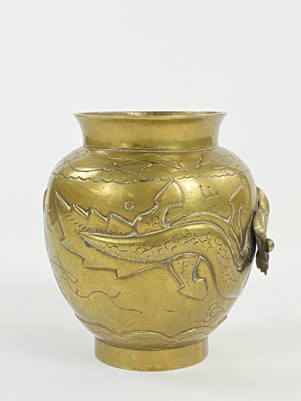 DN0056-vazonai-ir-vazos-3 Žalvarinė rytietiška vaza su drakonų atvaizdu 13x14x14 cm